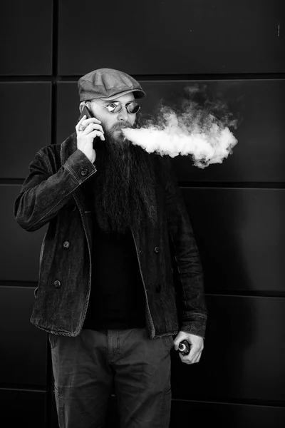 Homem Barbudo Vape Homem Adulto Com Uma Barba Muito Longa — Fotografia de Stock