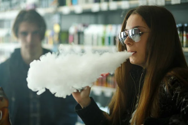 Vape Nastolatków Młoda Śliczna Dziewczyna Okulary Przeciwsłoneczne Młody Przystojny Facet — Zdjęcie stockowe