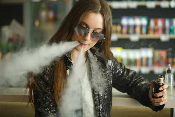 Vape Nastolatek Portret Młodej Cute Girl Okularami Palenia Elektroniczny Papieros — Zdjęcie stockowe