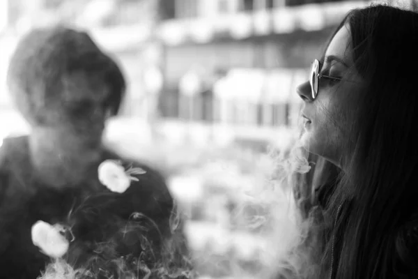 Vape Gençleri Güneş Gözlüğü Genç Sevimli Kız Genç Yakışıklı Adam — Stok fotoğraf