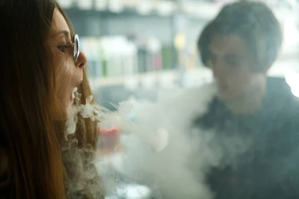 Vape Nastolatków Młoda Śliczna Dziewczyna Okulary Przeciwsłoneczne Młody Przystojny Facet — Zdjęcie stockowe