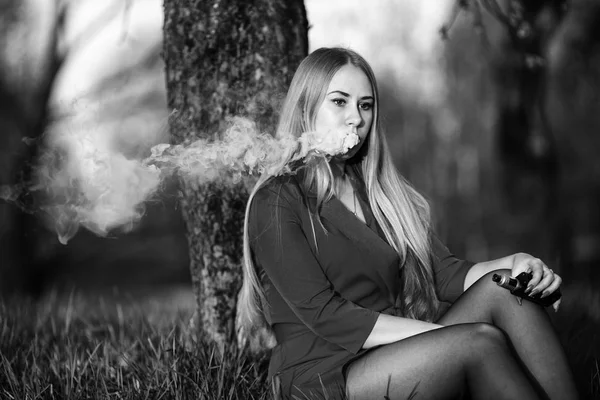 Vape Kvinna Ung Vacker Blond Flicka Klänning Sitter Nära Ett — Stockfoto