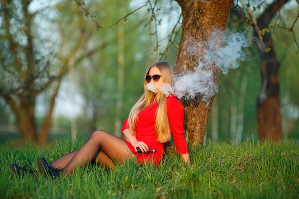 Vape Kvinna Ung Vacker Blond Flicka Röd Klänning Och Solglasögon — Stockfoto