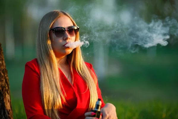 Mulher Vape Menina Loira Bonita Nova Vestido Vermelho Óculos Sol — Fotografia de Stock