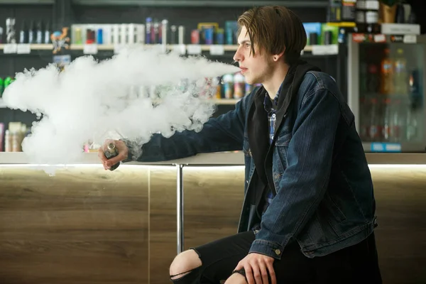 Vape Tiener Portret Van Jonge Knappe Kerel Het Roken Van — Stockfoto