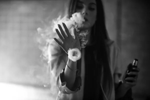 Веселый Подросток Молодая Красивая Белая Девушка Курит Электронную Сигарету Баре — стоковое фото