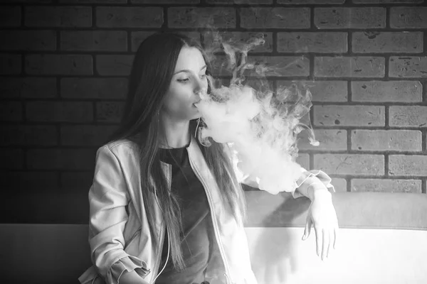 Adolescente Vacilante Rapariga Branca Bonita Fumando Cigarro Eletrônico Bar Vape — Fotografia de Stock