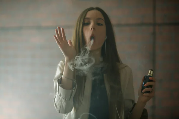 Vaping Teenager Young Pretty White Girl Smoking Electronic Cigarette Vape — Stock Photo, Image