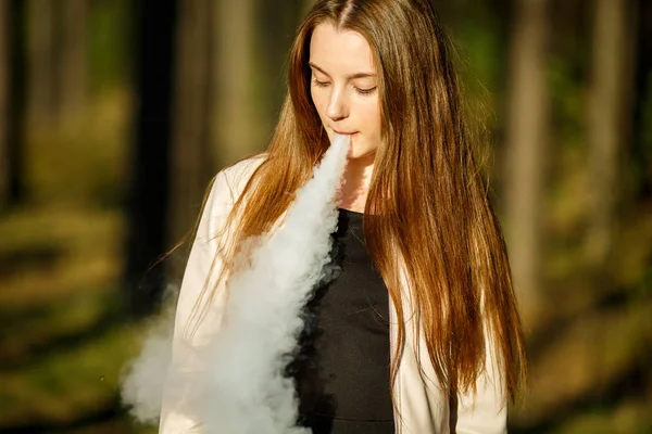 Vaporetti Teenager Junges Nettes Mädchen Lässiger Kleidung Raucht Draußen Wald — Stockfoto