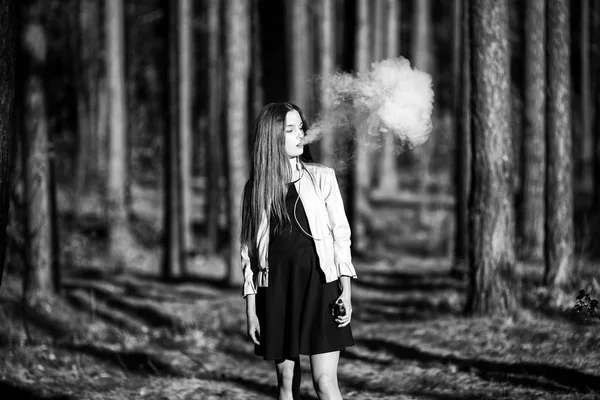 Adolescente Vaporizzatore Giovane Ragazza Carina Abiti Casual Fuma Una Sigaretta — Foto Stock