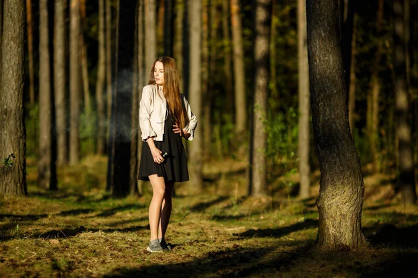 Vaporetti Teenager Junges Nettes Mädchen Lässiger Kleidung Raucht Draußen Wald — Stockfoto