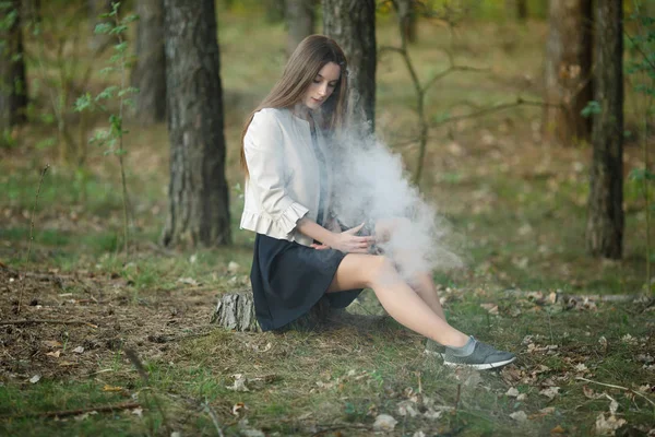 Μια Έφηβη Νεαρό Χαριτωμένο Κορίτσι Casual Ρούχα Καπνίζει Ένα Ηλεκτρονικό — Φωτογραφία Αρχείου