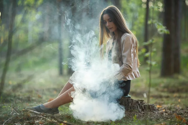 Μια Έφηβη Νεαρό Χαριτωμένο Κορίτσι Casual Ρούχα Καπνίζει Ένα Ηλεκτρονικό — Φωτογραφία Αρχείου