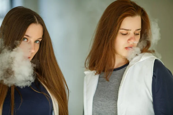 Vape Tieners Twee Jonge Schattige Meisjes Casual Kleding Roken Elektronische — Stockfoto