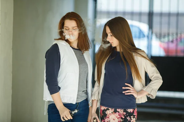 Vape Adolescentes Duas Jovens Meninas Bonitos Roupas Casuais Fumam Cigarros — Fotografia de Stock