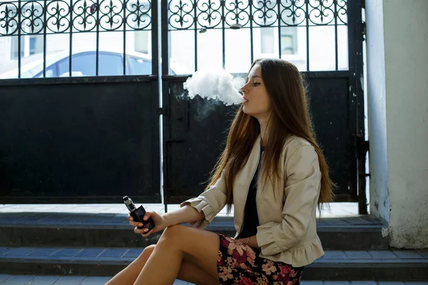 Подросток Вампир Молодая Симпатичная Девушка Повседневной Одежде Курит Электронную Сигарету — стоковое фото