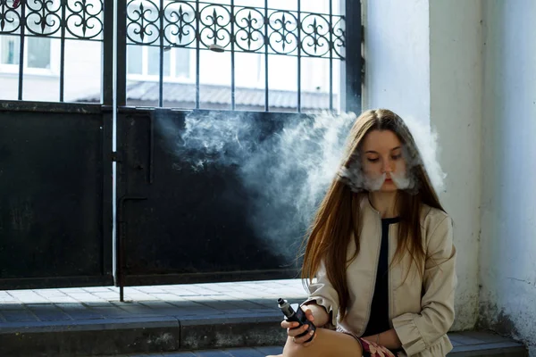 Vape Nastolatek Młoda Śliczna Dziewczynka Luźnych Ubraniach Pali Elektroniczny Papieros — Zdjęcie stockowe