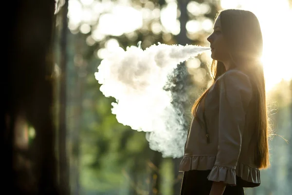 Vaporetti Teenager Junges Nettes Mädchen Lässiger Kleidung Raucht Draußen Wald — Stockfoto