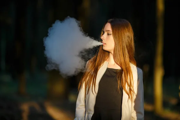 Vape Nastolatek Młoda Cute Girl Casual Ubrania Pali Elektroniczny Papieros — Zdjęcie stockowe