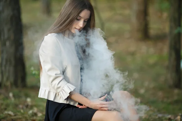 Vape Nastolatek Młoda Cute Girl Casual Ubrania Pali Elektroniczny Papieros — Zdjęcie stockowe