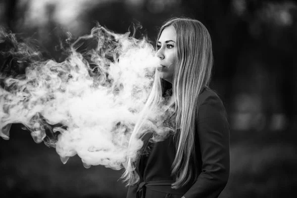 Mulher Vape Menina Loira Bonita Nova Vestido Fuma Cigarro Eletrônico — Fotografia de Stock