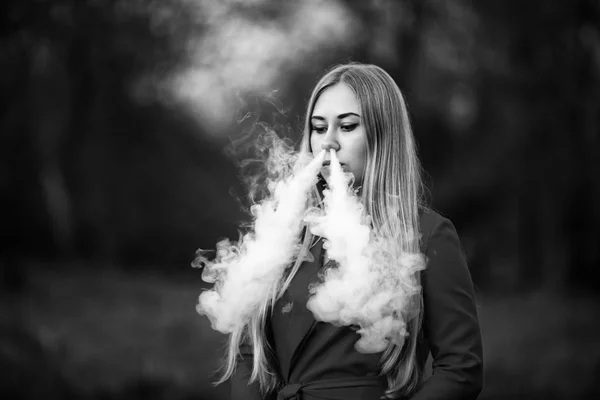 Mujer Vape Joven Chica Rubia Hermosa Vestido Fuma Cigarrillo Electrónico — Foto de Stock