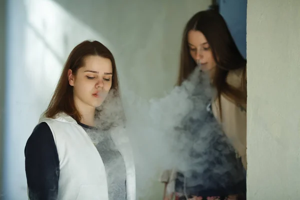 Puberťáci Dvě Mladé Roztomilé Dívky Příležitostných Šatech Kouří Elektronické Cigarety — Stock fotografie