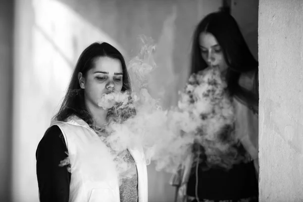 Vape Adolescentes Duas Jovens Meninas Bonitos Roupas Casuais Fumam Cigarros — Fotografia de Stock