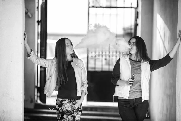 Vape Adolescentes Duas Jovens Meninas Bonitos Roupas Casuais Fumam Cigarros — Fotografia de Stock