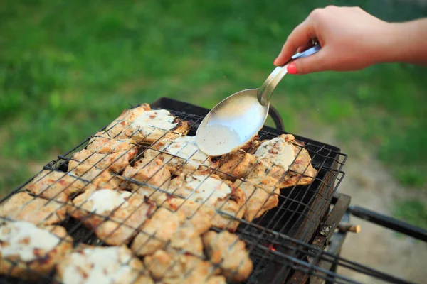 Barbecue Cottura Barbecue Petto Pollo Nel Cortile Estate Vicino — Foto Stock