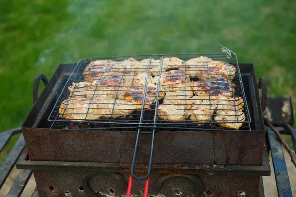 Barbecue Cottura Barbecue Petto Pollo Nel Cortile Estate Vicino — Foto Stock