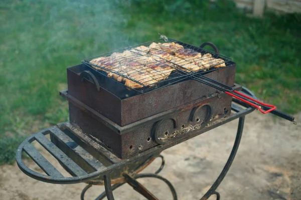 Barbecue Cottura Barbecue Petto Pollo Nel Cortile Estate Vicino — Foto Stock