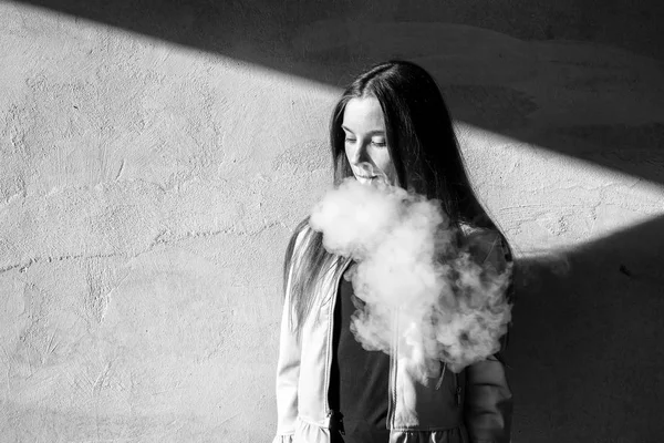 Vape Genç Rahat Giysiler Içinde Genç Sevimli Kız Yaz Günü — Stok fotoğraf