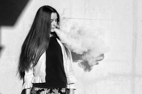 Vape Genç Rahat Giysiler Içinde Genç Sevimli Kız Yaz Günü — Stok fotoğraf