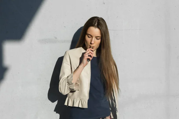 Adolescente Vape Joven Linda Chica Ropa Casual Fuma Cigarrillo Electrónico — Foto de Stock