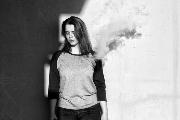 Vape Teenager Mladá Roztomilá Dívka Příležitostných Šatech Kouří Letním Dnu — Stock fotografie