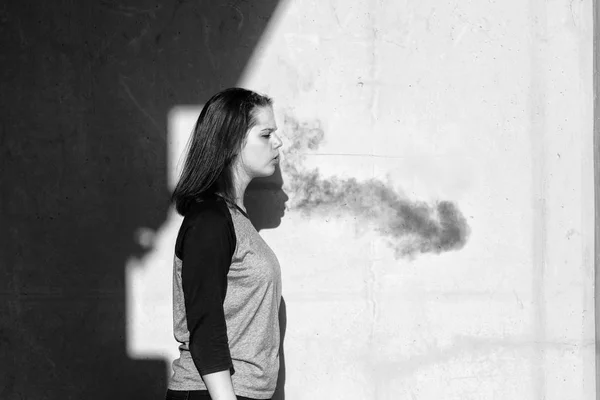 Vape Teenager Mladá Roztomilá Dívka Příležitostných Šatech Kouří Letním Dnu — Stock fotografie