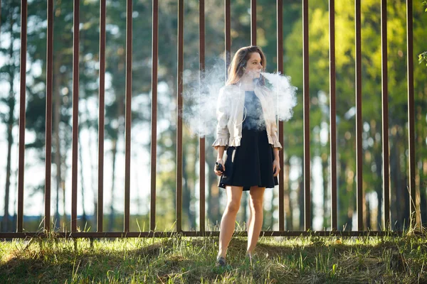 Μια Έφηβη Νέος Χαριτωμένο Κορίτσι Casual Ρούχα Καπνίζει Ένα Ηλεκτρονικό — Φωτογραφία Αρχείου