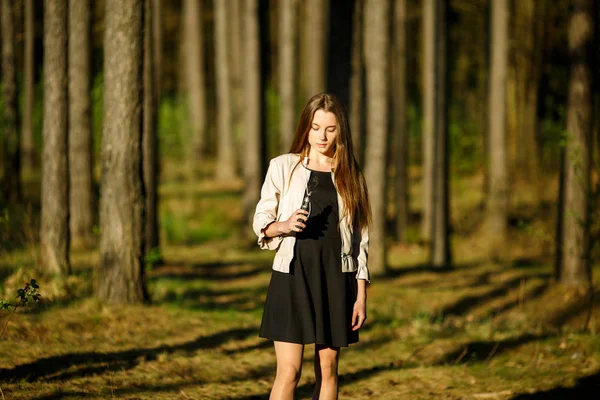 Adolescente Vaporizzatore Giovane Ragazza Carina Abiti Casual Fuma Una Sigaretta — Foto Stock