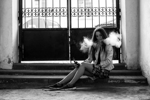 Vape 캐주얼 귀여운 소녀가 감옥의 근처에서 담배를 있습니다 건강에 해로운 — 스톡 사진