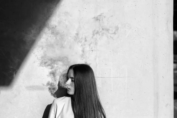 Вейп Підліток Молода Мила Дівчина Повсякденному Одязі Курить Електронну Сигарету — стокове фото