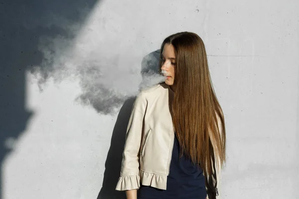 Vape Tonåring Ung Söt Flicka Casual Kläder Röker Elektronisk Cigarett — Stockfoto