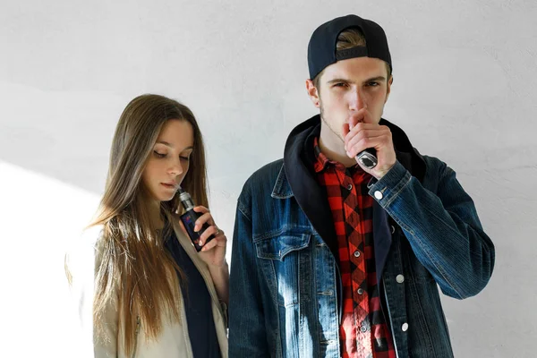 Vape Teenager Young Cute Girl Casual Clothes Handsome Guy Cap — Stock Photo, Image