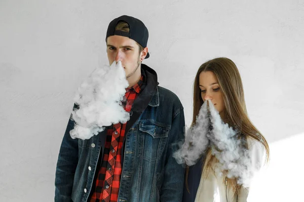 Vape Teenager Young Cute Girl Casual Clothes Handsome Guy Cap — Stock Photo, Image