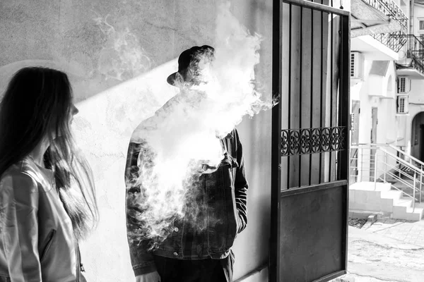 Adolescente Vape Retrato Joven Guapo Con Una Gorra Fumando Cigarrillo —  Fotos de Stock