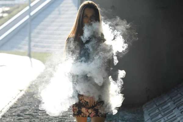 Вейп Підліток Молода Мила Дівчина Повсякденному Одязі Курить Електронну Сигарету — стокове фото