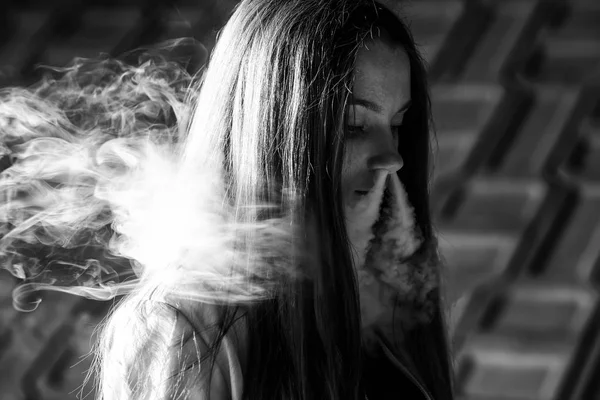 Vape Teenager Mladá Roztomilá Dívka Příležitostných Šatech Kouří Letním Dnu — Stock fotografie