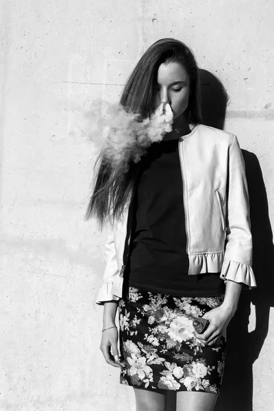 Adolescente Vape Menina Bonito Nova Roupas Casuais Fuma Cigarro Eletrônico — Fotografia de Stock