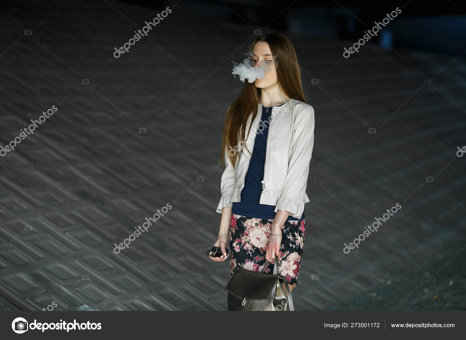 Søgemaskine optimering højt Snavs Vape Teenager Young Cute Girl Casual Clothes Smokes Electronic Cigarette  Stock Photo by ©creativephotographing.mail.ru 273501172