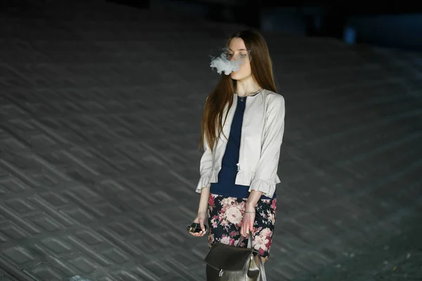 Vape Teenager Mladá Roztomilá Dívka Příležitostných Šatech Kouří Letním Dnu — Stock fotografie